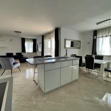Ursula 3 Apartment *